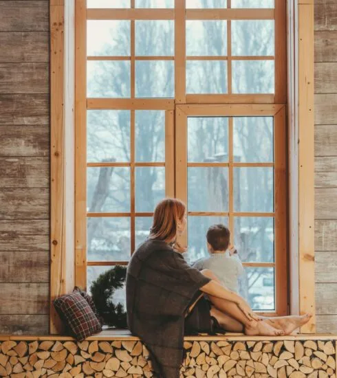 Mutter und Sohn sitzen am Fenster und schauen nach draußen