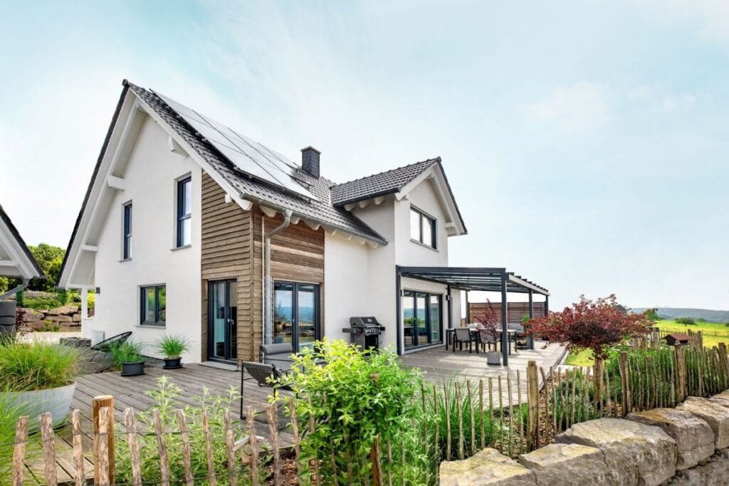 Fingerhuthaus Nauroth Außenansicht mit Garten
