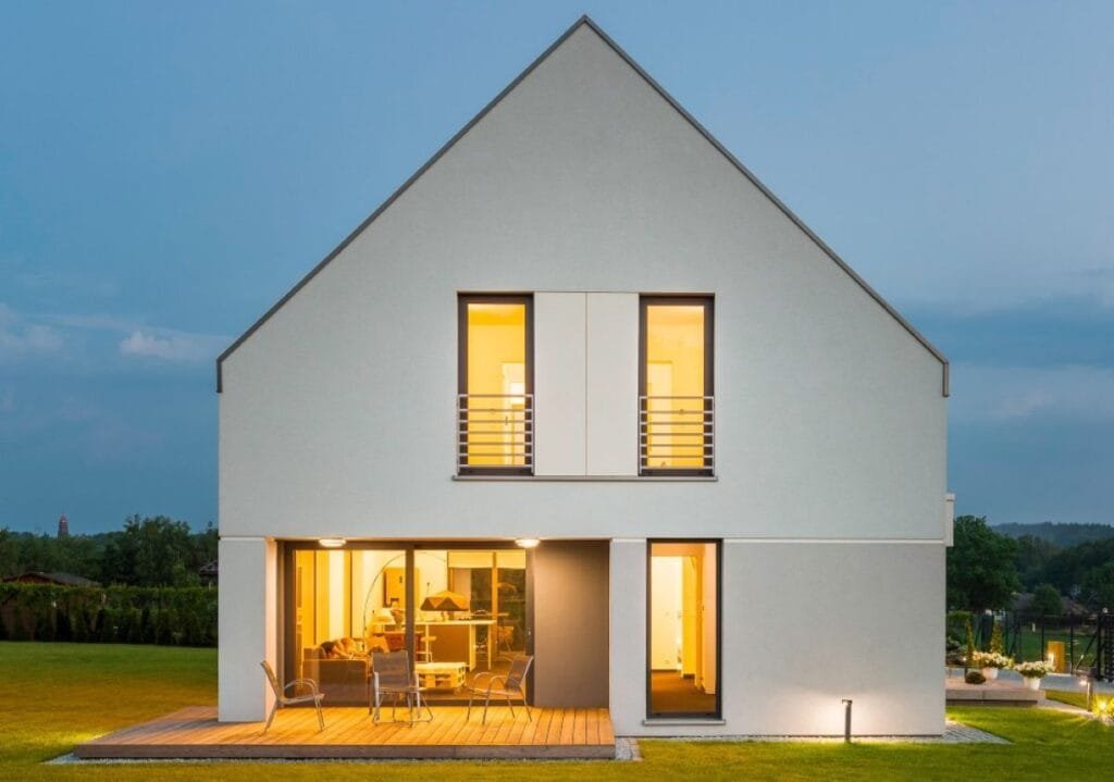 Haus-weiss-Abendstimmung-frontal-AdobeStock_113594893