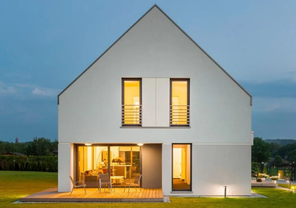 Haus-weiss-Abendstimmung-frontal-AdobeStock_113594893