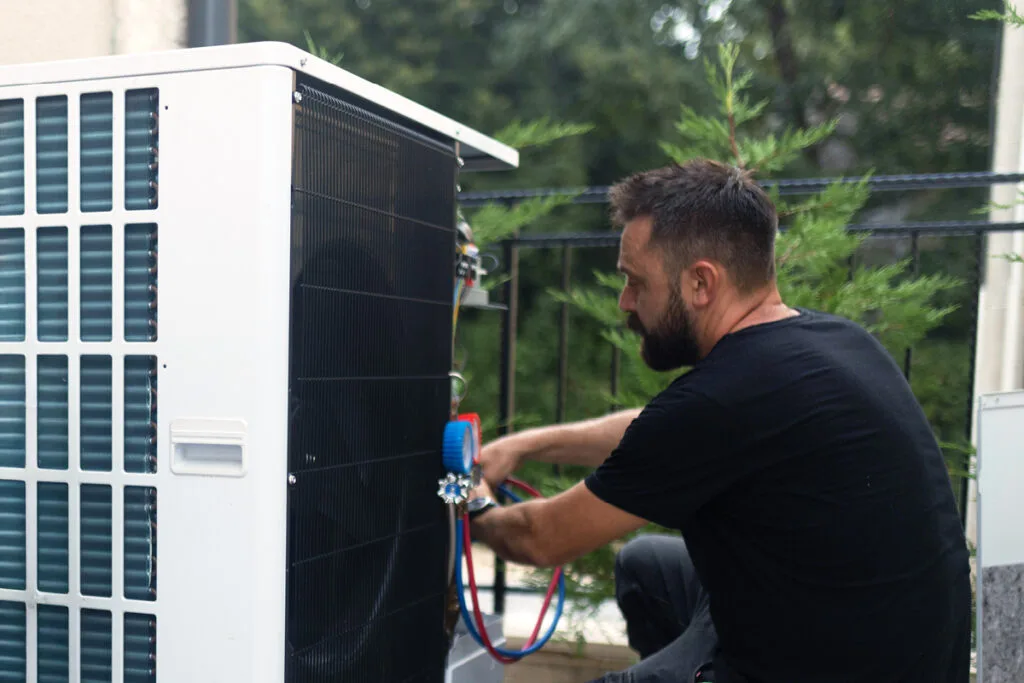 Wärmepumpe Installation Techniker Mitsubishi Electric