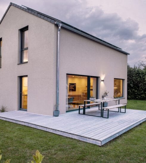 WeberHaus Außenansicht abends