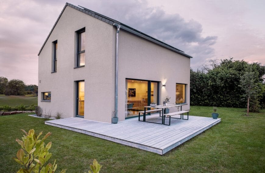 WeberHaus Außenansicht abends