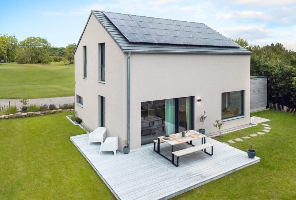 WeberHaus Außenansicht des Haus mit Garten und Terrasse
