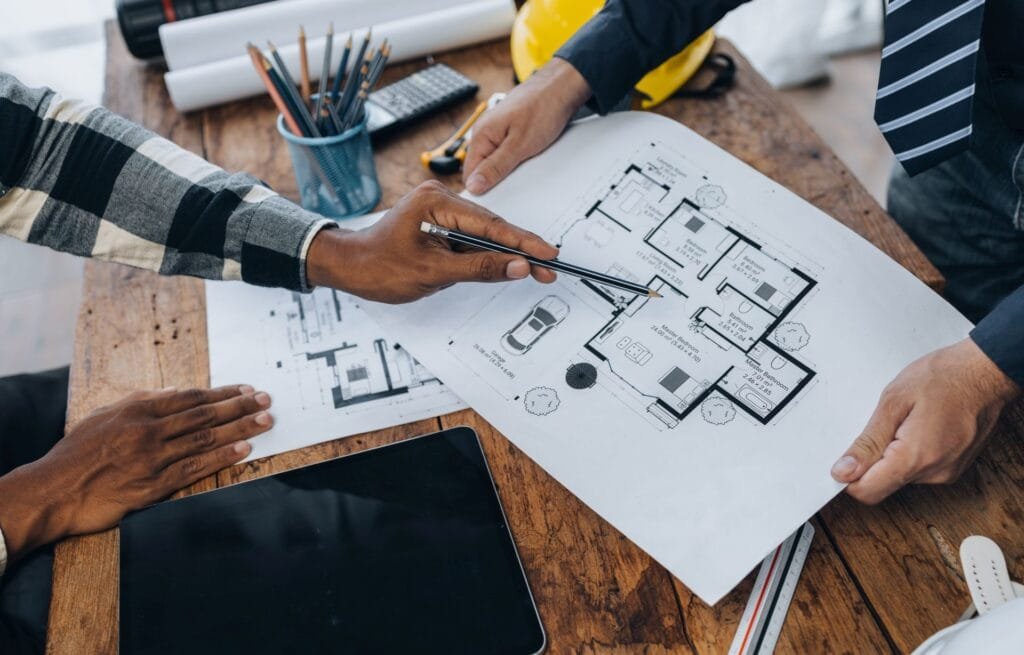 Architekten und Ingenieure planen ein Haus