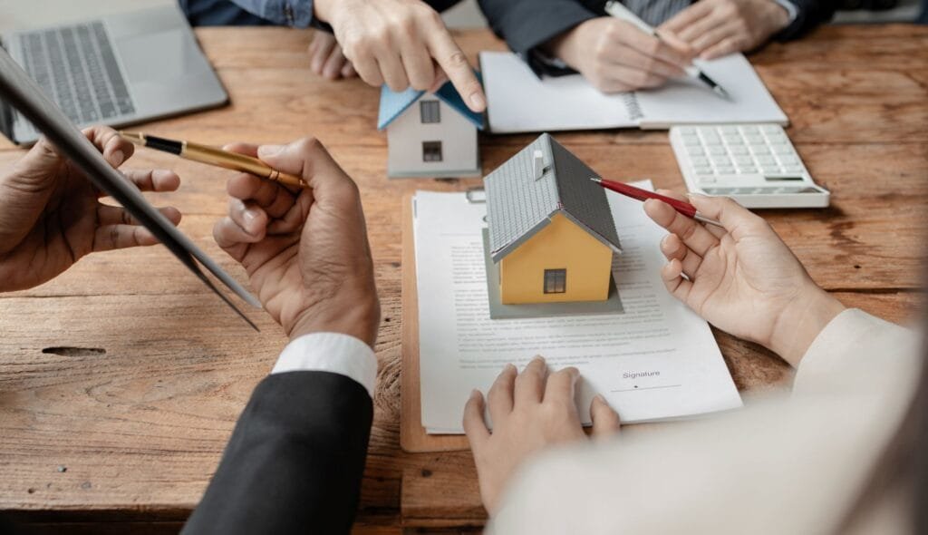Architekten sitzen zusammen und planen ein Haus