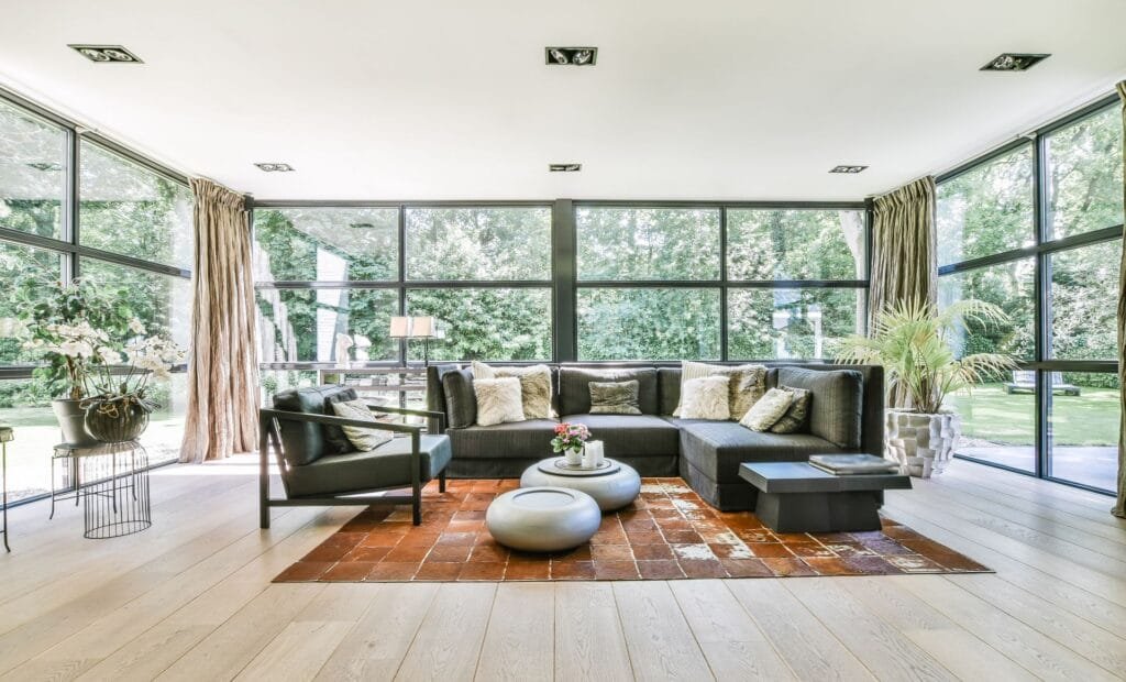 Schönes Wohnzimmer mit großer Glasfläche