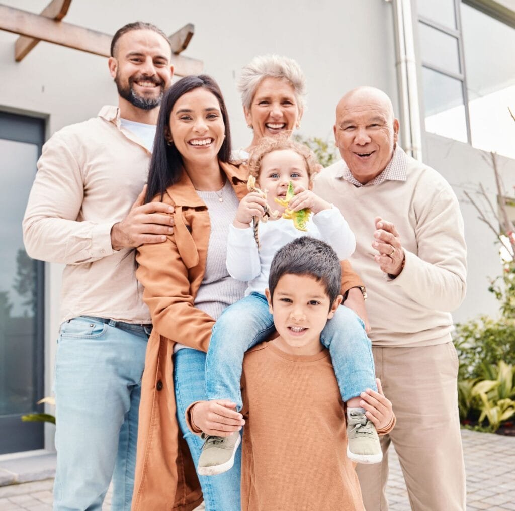 Eine Familie mit Großeltern, Eltern und zwei Kindern