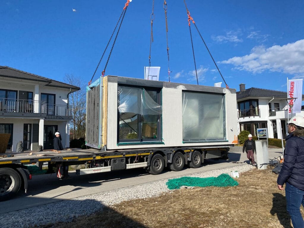 Ein Modul für das Musterhaus Next  145 von Danwood wird per LKW im Bauzentrum Poing angeliefert