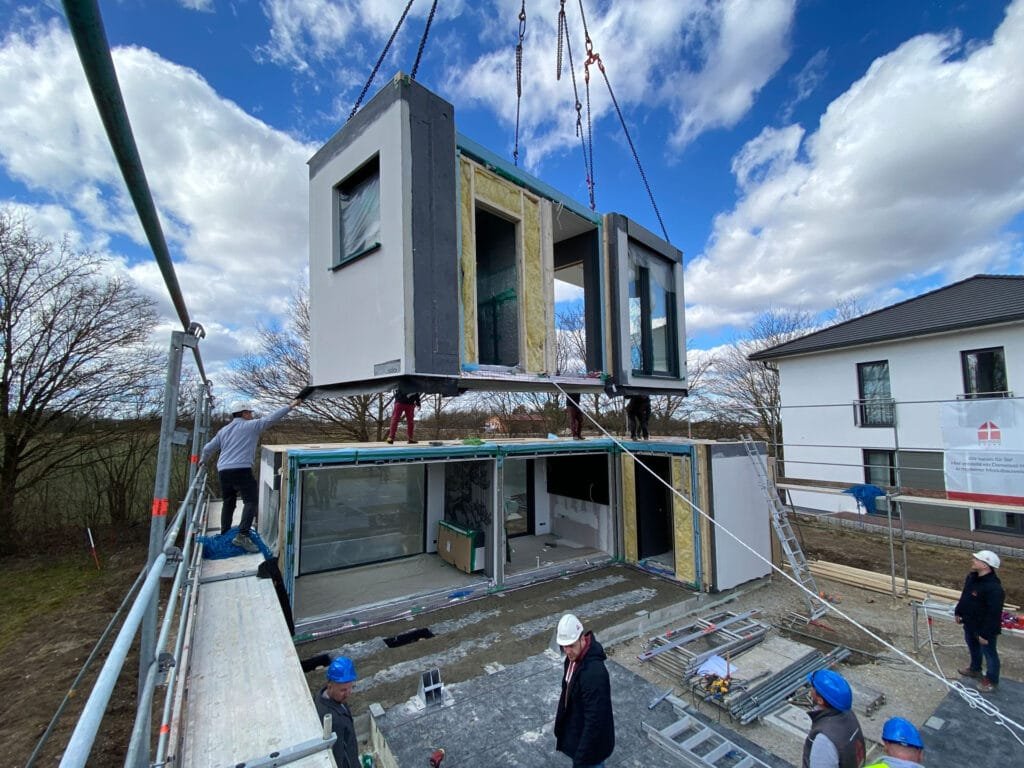 Ein Modul für das musterhaus Danwood Next 145 wird an seinen Bestimmungsort gesetzt.