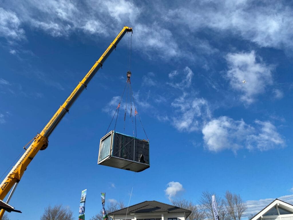 Ein Modul für das Musterhaus Next 145 von Danwood wird per Autokran in die Luft gehoben.