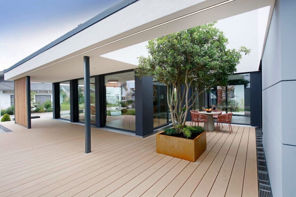 Blick ins Atrium des Musterhauses Next 115 von Danwood im Bauzentrum München