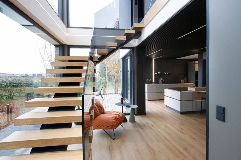 Die Holmtreppe ins Obergeschoss des Musterhauses Next 145 von Danwood in der Ausstellung Eigenheim und Garten in Fellbach