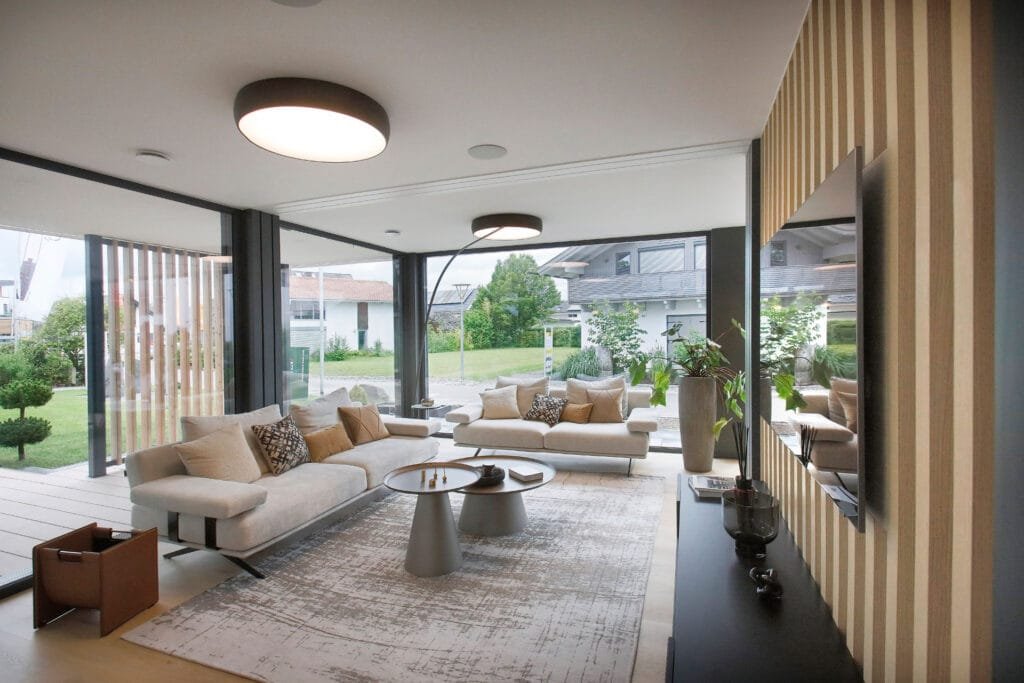 Das Wohnzimmer des Musterhauses Next 115 von Danwood im Bauzentrum München