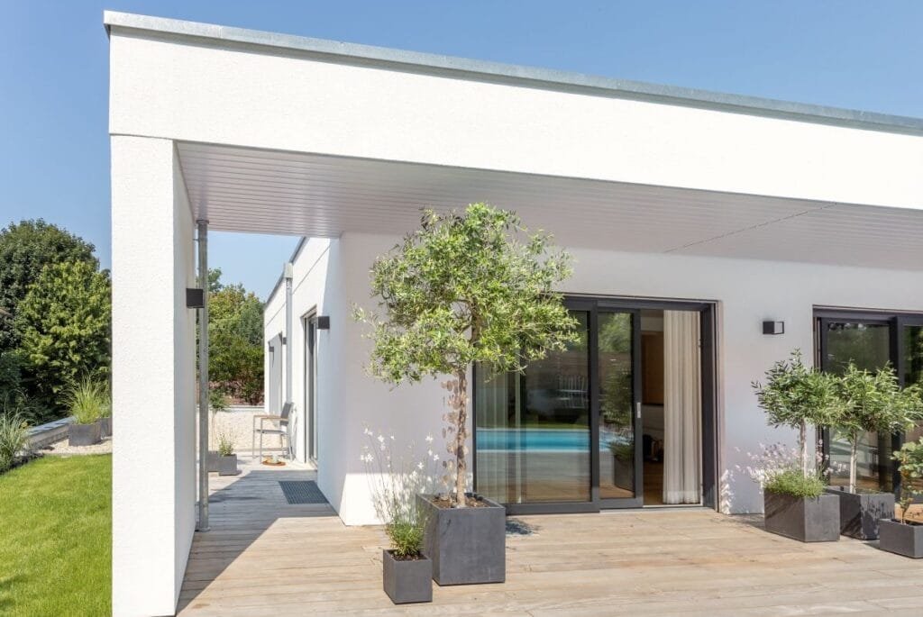 Schwörer Kundenhaus Nowak Außenansicht Überdachung Terrasse