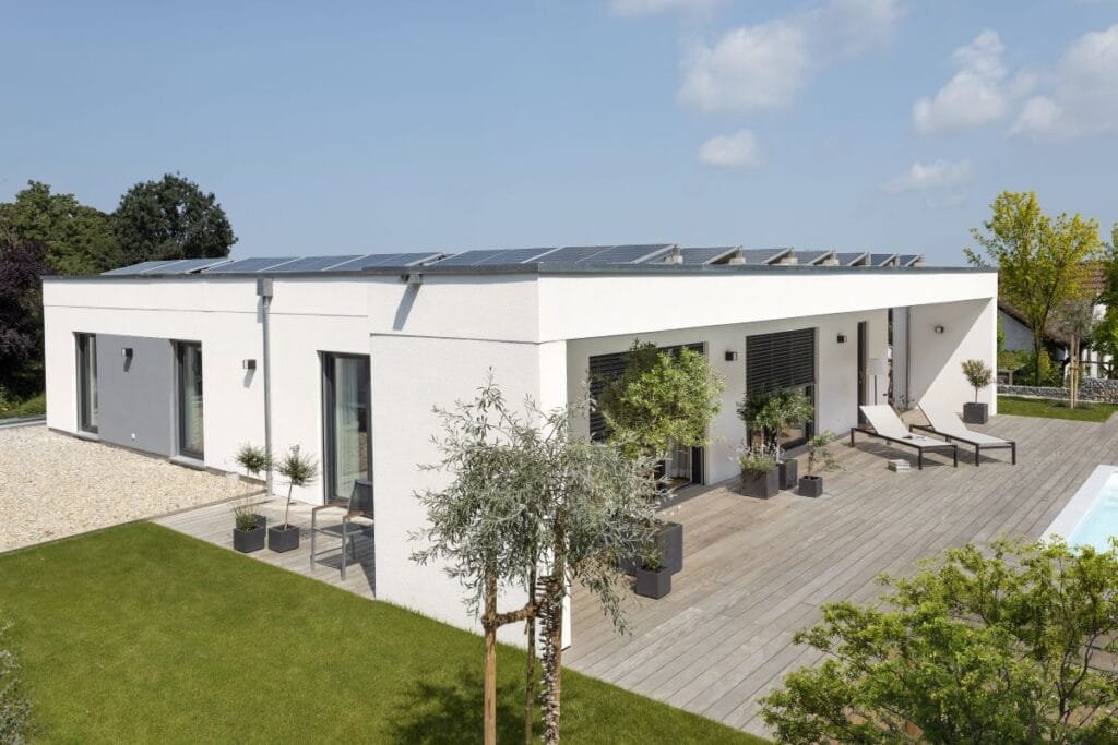 Schwörer Kundenhaus Nowak Außenansicht mit Terrasse