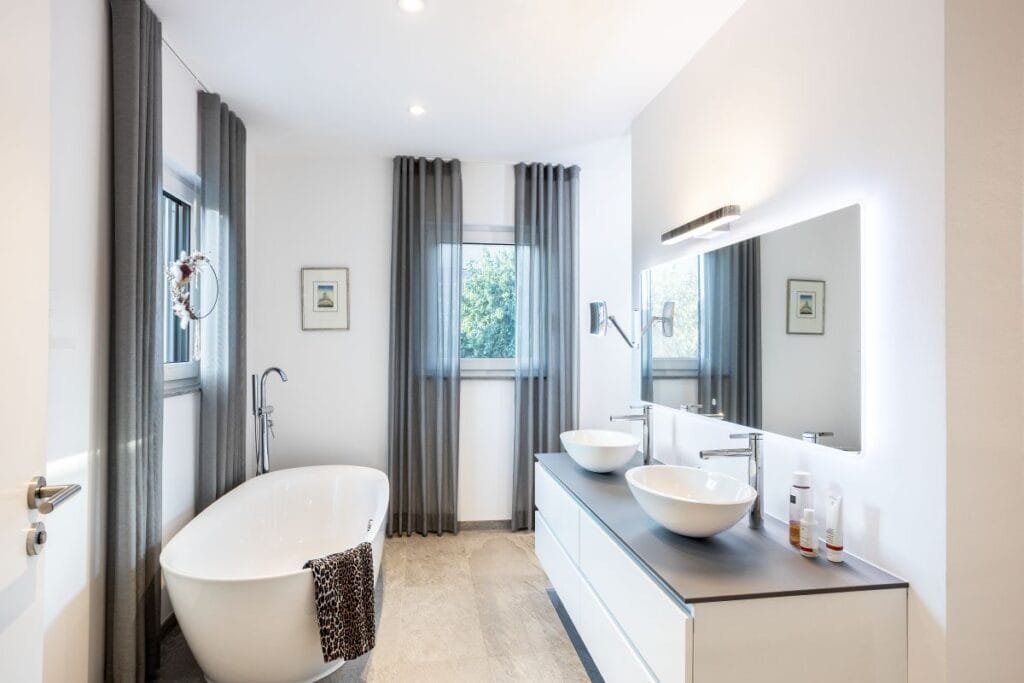 Badezimmer im Schwörer Kundenhaus Nowak mit großer Badwanne