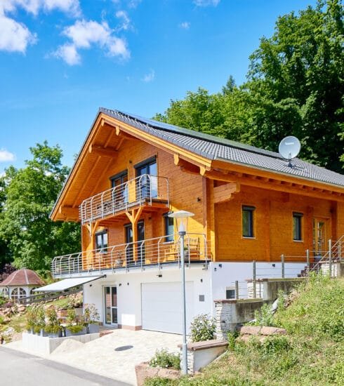 Blick von der Straße auf das Rems-Murr Holzhaus Kundenhaus Köbler