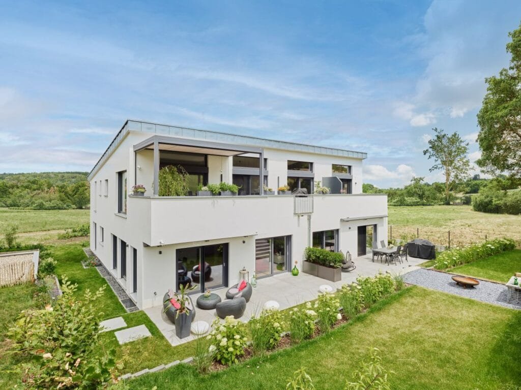 Fertighaus Weiss Haus Chmel Außenansicht