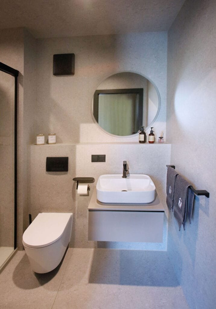 Das Badezimmer  des Musterhauses Danwood Holiday in Poing. 