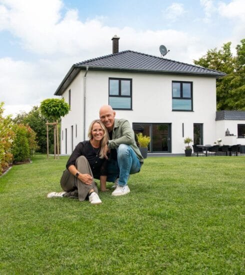 Tendo Fingerhut Haus Bauherren Paar vor dem Haus