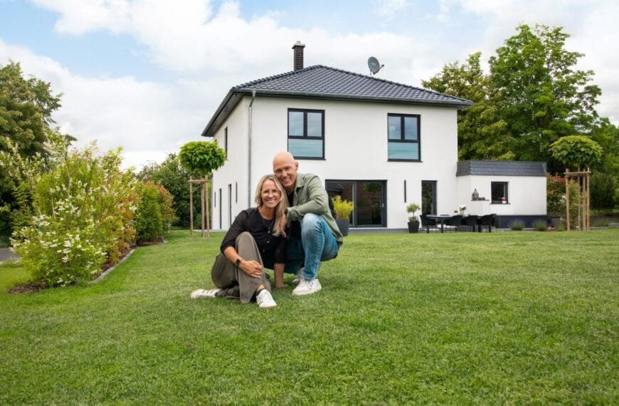 Tendo Fingerhut Haus Bauherren Paar vor dem Haus