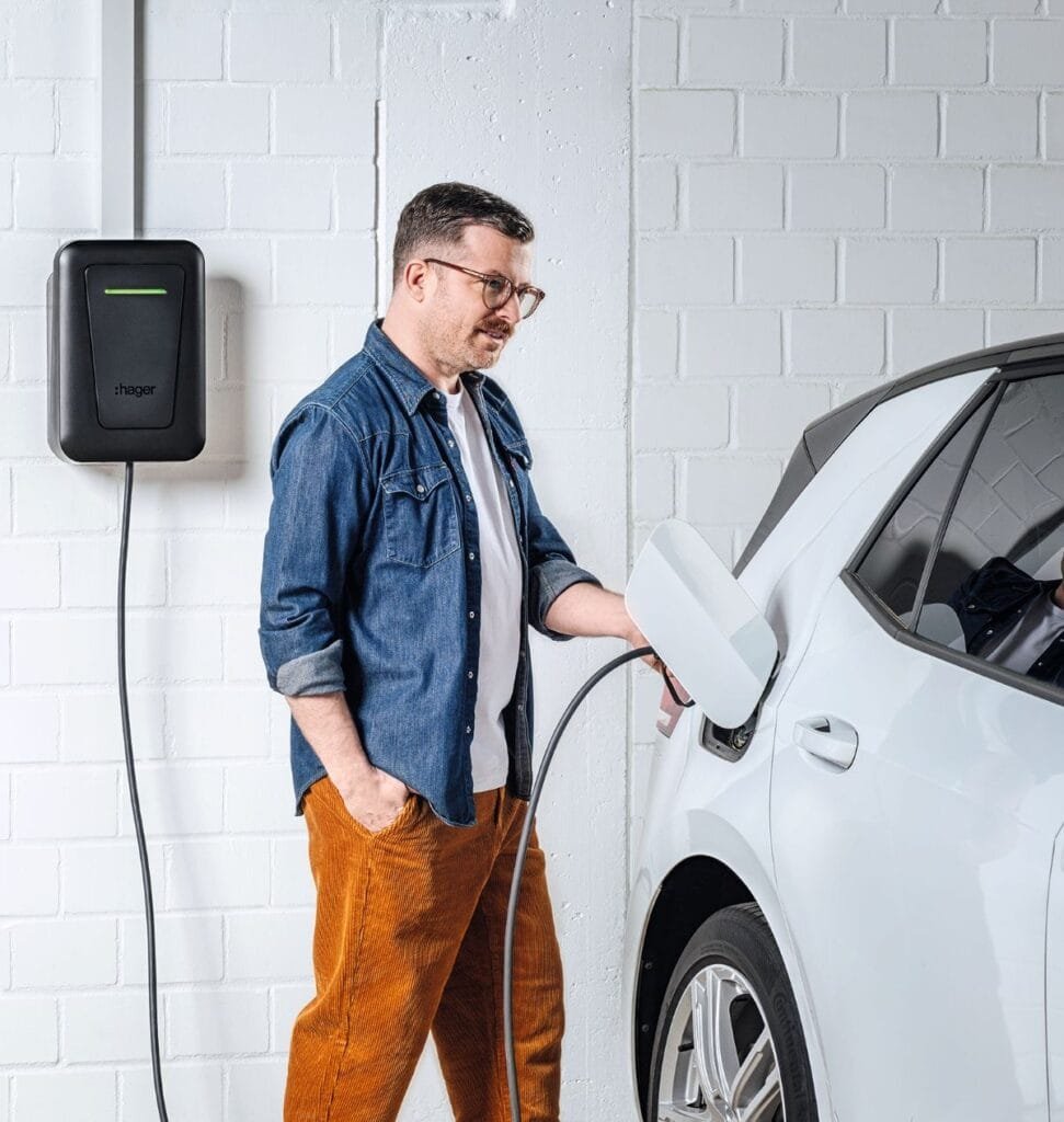 Mann lädt Elektroauto mit Strom aus der Wallbox
