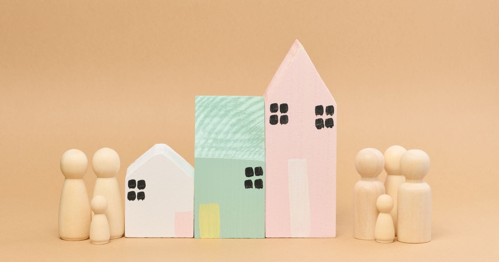 Schmale Miniaturhäuser aus Holz sind dicht nebeneinander aufgestellt und illustrieren die eng zusammengerückte Nachbarschaft.  Foto: ndanko/www.elements.envato.com