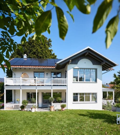 Immer Sommerfrische - dieses Bild zeigt ein Baufritz-Kundenhaus im Stil der historischen Sommerfrischevillen in Oberbayern.