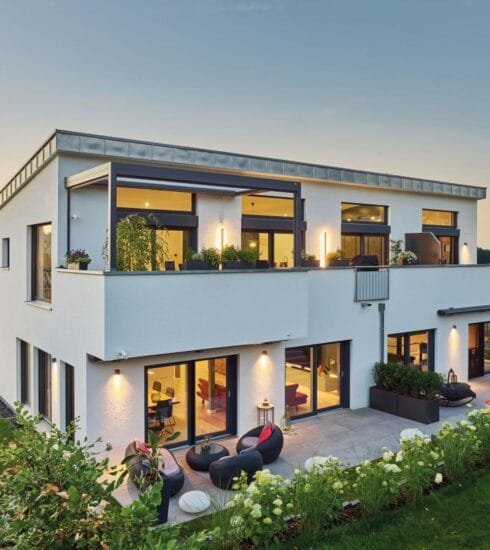 Fertighaus Weiss Haus Chmel Dämmerung Außenansicht
