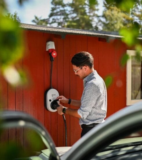 Mann lädt sein Auto mit Go-e Charger