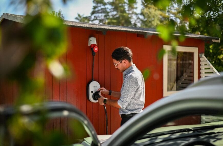 Mann lädt sein Auto mit Go-e Charger