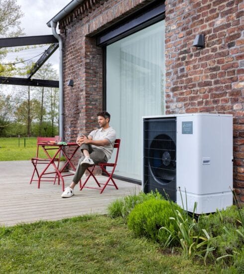 Mitsubishi Wärmepumpe im Garten