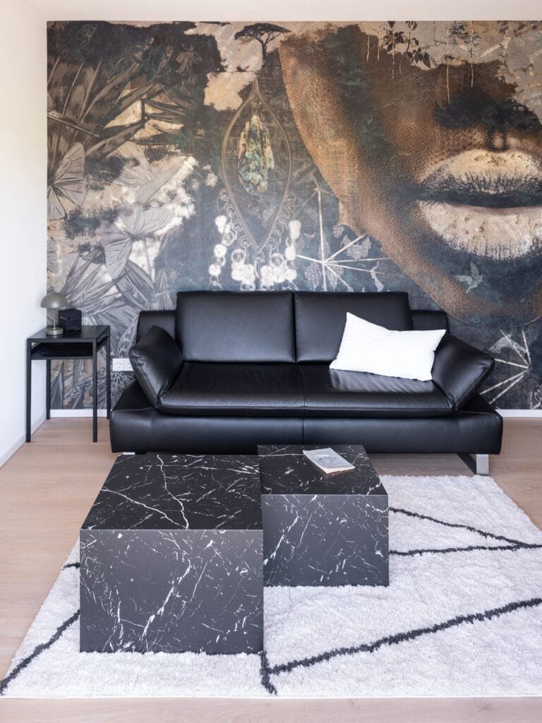 Das Arbeits- und Lesezimmer der zweigeschossigen individuellen Kundenhausplanung mit Flachdach  von Fingerhaus.