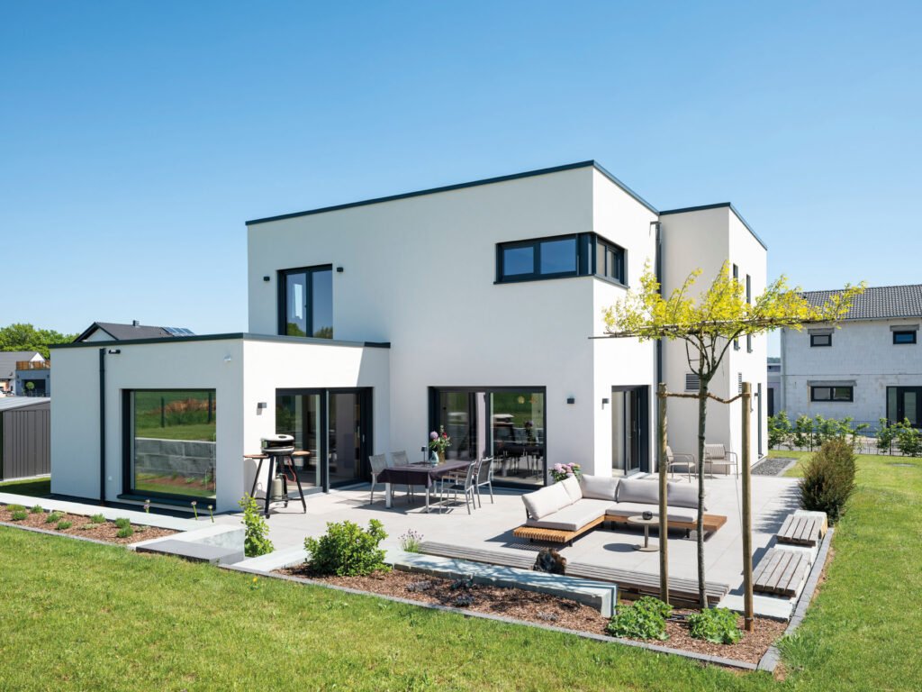 Die Terrasse der zweigeschossigen individuellen Kundenhausplanung mit Flachdach  von Fingerhaus.