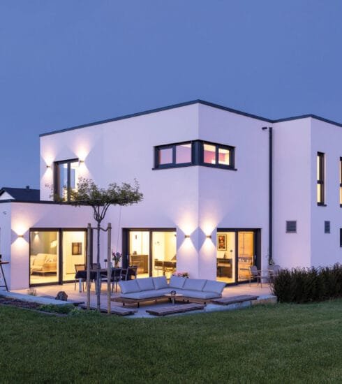 Vom Bauhaus inspiriert - Kunden haus von Fingerhaus in der Dämmerung