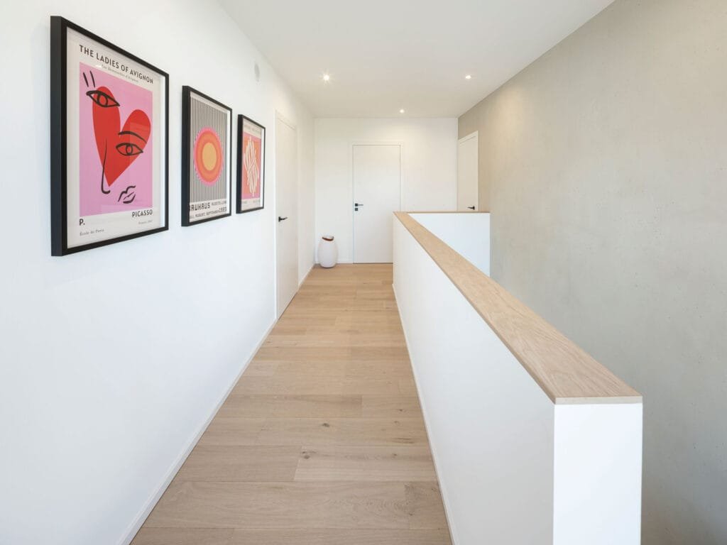 Die Galerie im Obergeschoss der zweigeschossigen individuellen Kundenhausplanung mit Flachdach  von Fingerhaus.