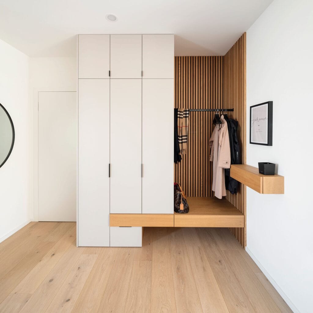 Die Einbaugarderobe der zweigeschossigen individuellen Kundenhausplanung mit Flachdach  von Fingerhaus.