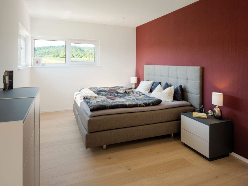 Das Schlafzimmer der zweigeschossigen individuellen Kundenhausplanung mit Flachdach  von Fingerhaus.