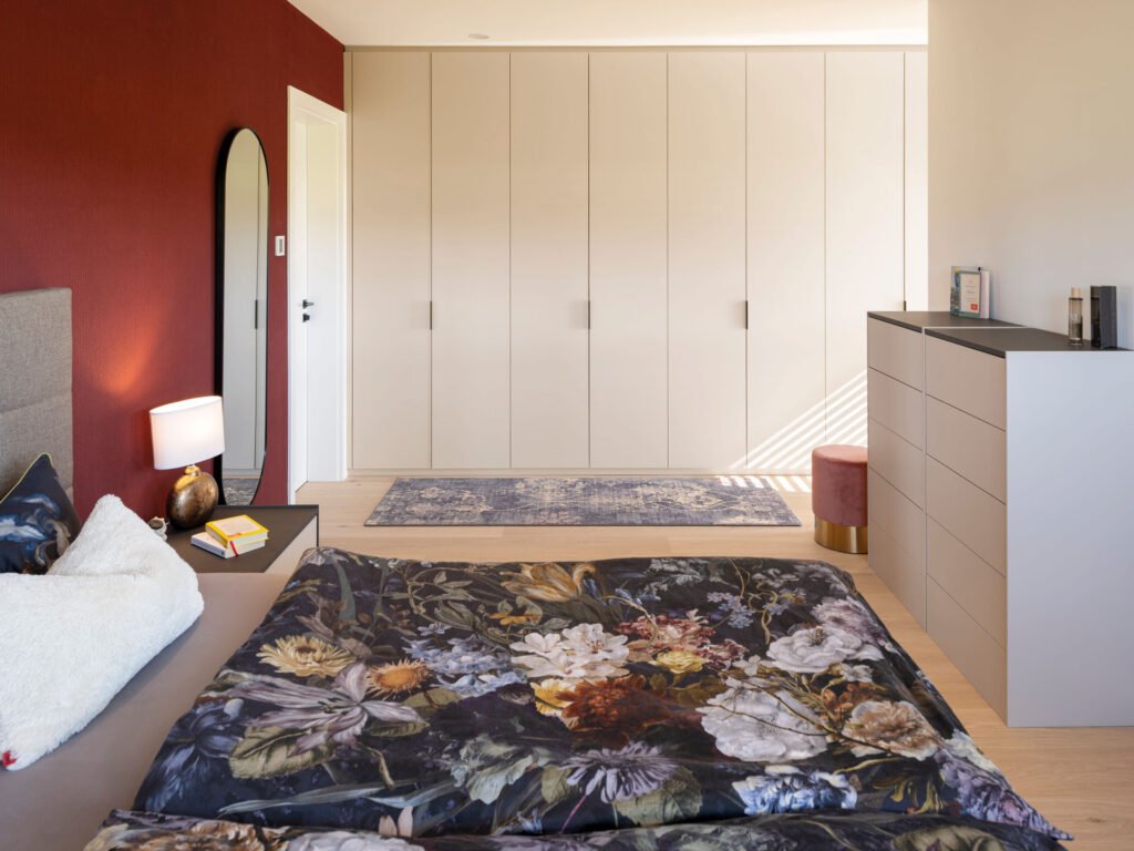 Blick auf den Einbauschrank im Schlafzimmer der zweigeschossigen individuellen Kundenhausplanung mit Flachdach  von Fingerhaus.