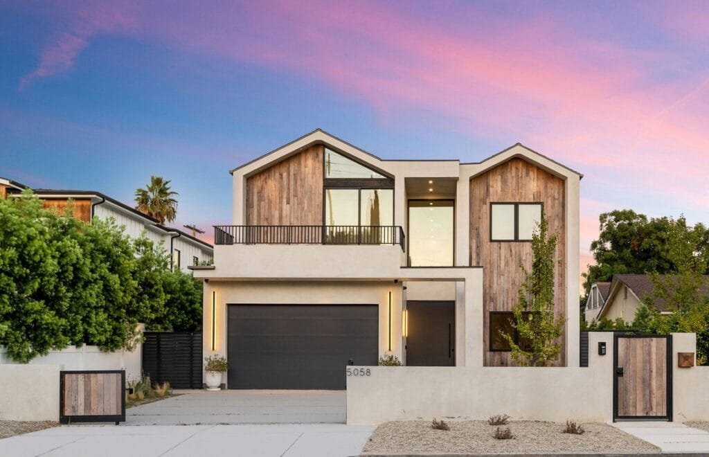Ein Haus mit asymmetrisch angeordneten Fenstern bei Sonnenuntergang. Foto: wirestock/www.stock.adobe.com