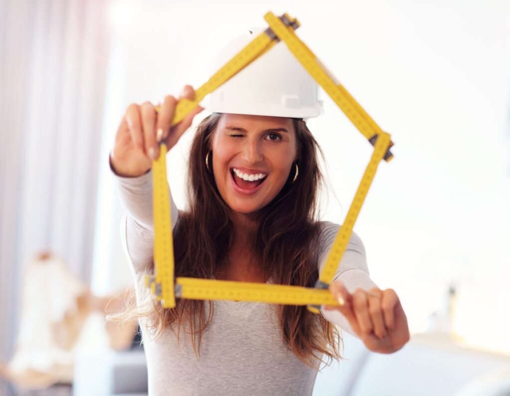 Eine junge Frau beim Renovieren