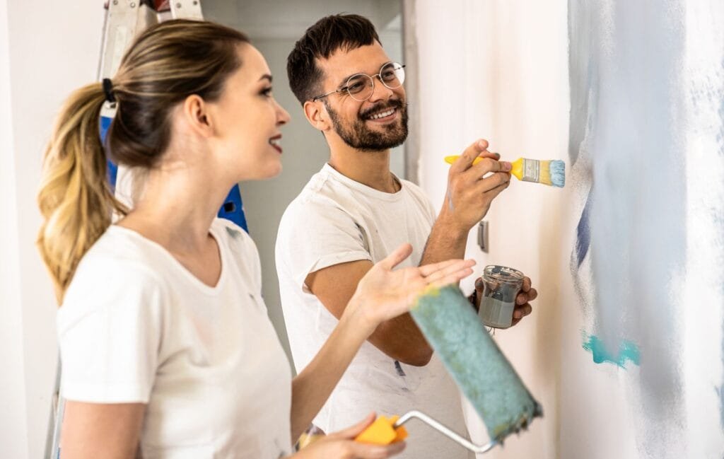 Paar, das Wände streicht.