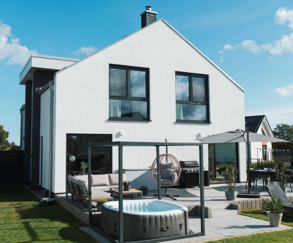 Arge Haus Taylor Außenansicht mit Garten und Whirlpool