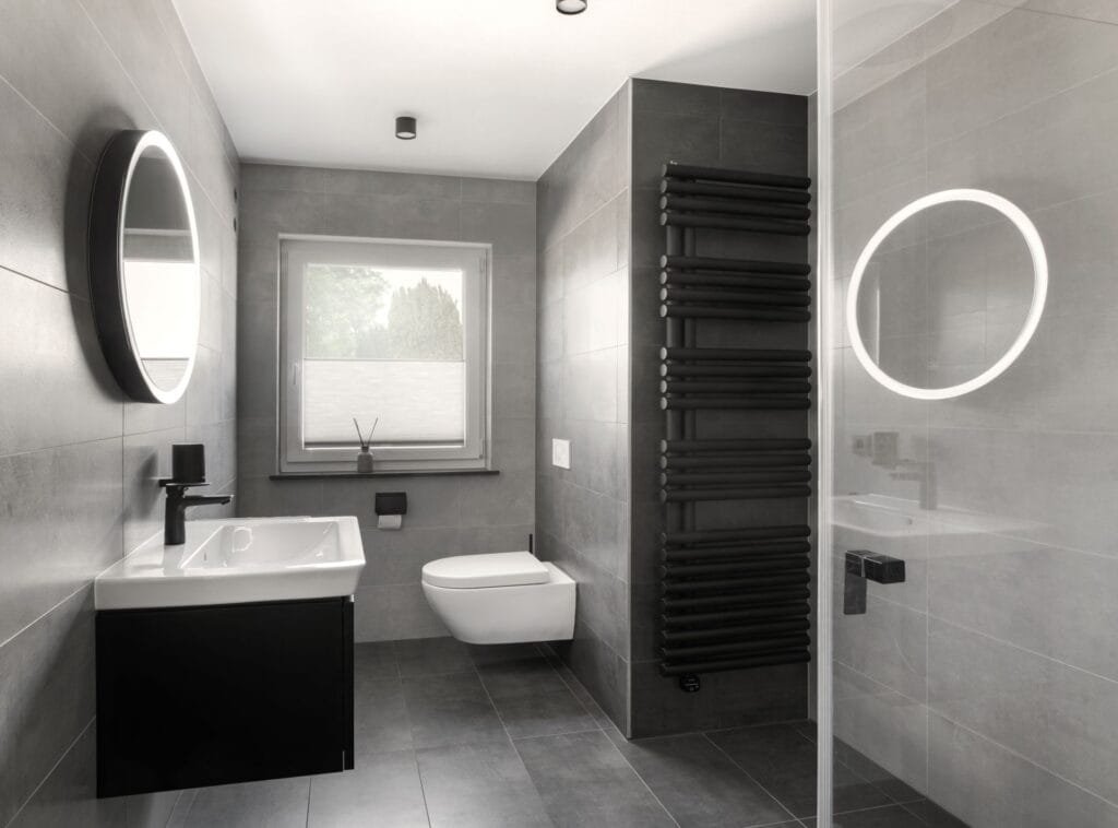 WC in grau und schwarz im Haus Malhela