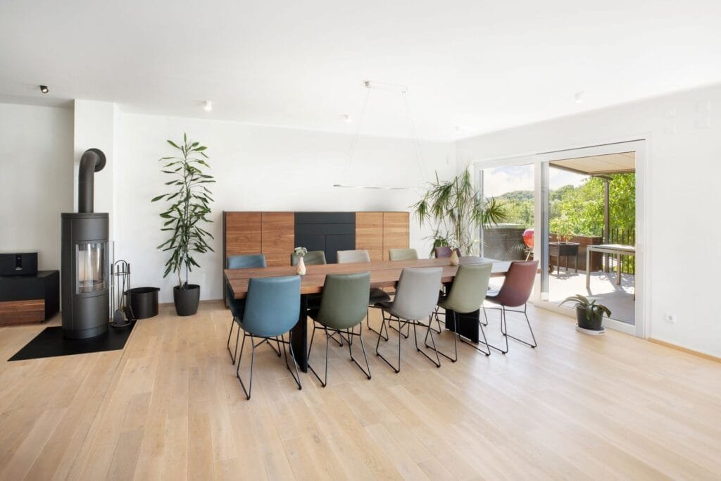 Esszimmer mit Kamin und Zugang zur Terrasse