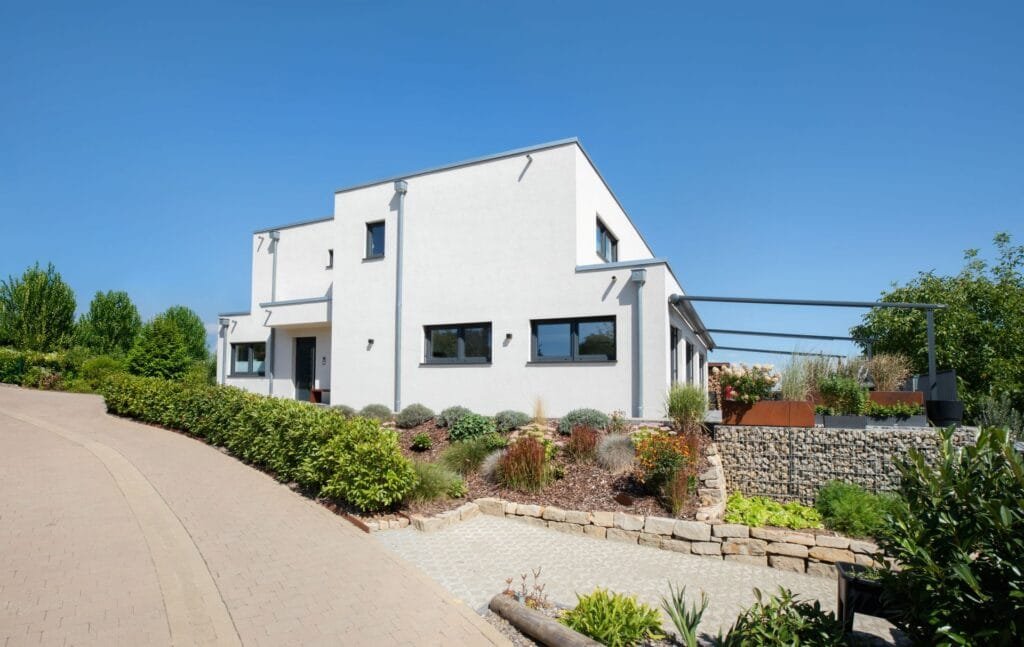 Außenansicht von Haus Malhela seitlich mit Garten