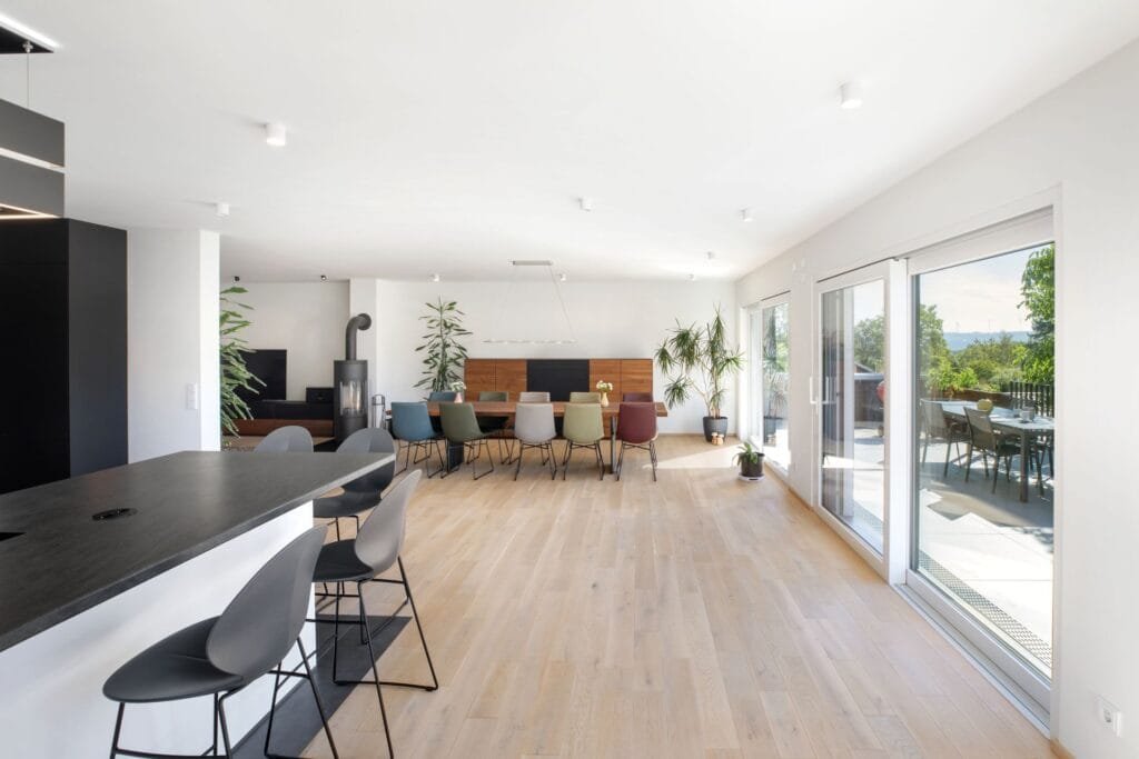 Blick von der Küche zum Essbereich im Haus Malhela