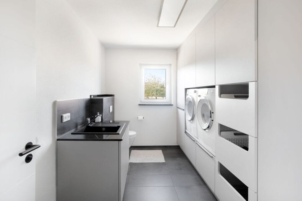 Hauswirtschaftsraum in weiß und grauen Elementen