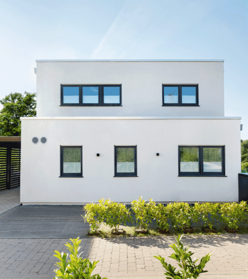 Frontansicht des im Bauhausstil errichteten Fingerhut Haus Malhela